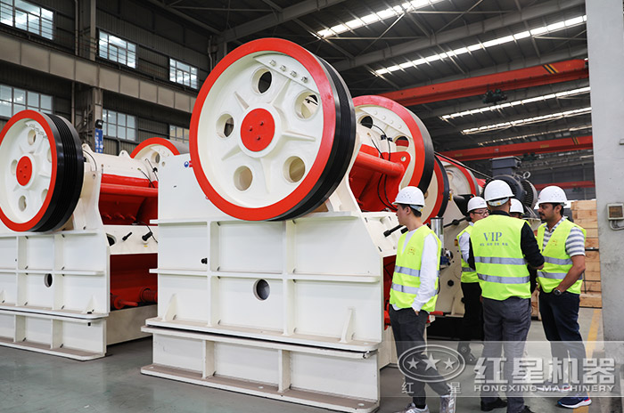 客戶到紅星機器廠區實地考察巖石破碎機 客戶到紅星機器廠區實地考察巖石破碎機