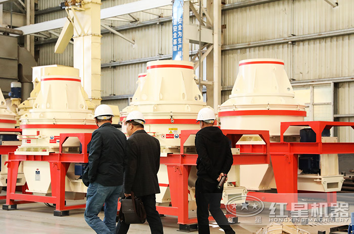 客戶到紅星機器廠區參觀考察制沙設備