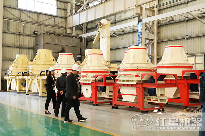 客戶到紅星機器廠區參觀直通沖擊式制砂機 客戶到紅星機器廠區參觀直通沖擊式制砂機