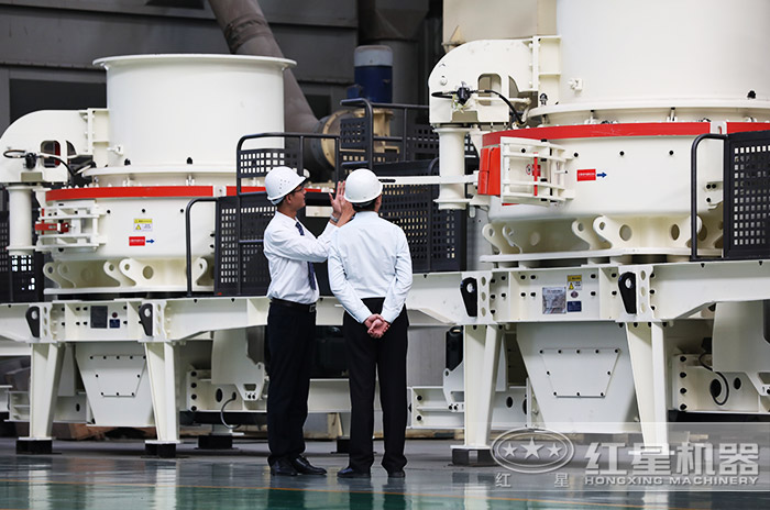 客戶(hù)到紅星機(jī)器廠(chǎng)區(qū)參觀(guān)考察制砂機(jī)