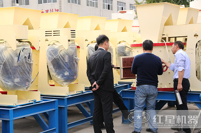 客戶到紅星機器廠區參觀復合式打沙機 客戶到紅星機器廠區參觀復合式打沙機