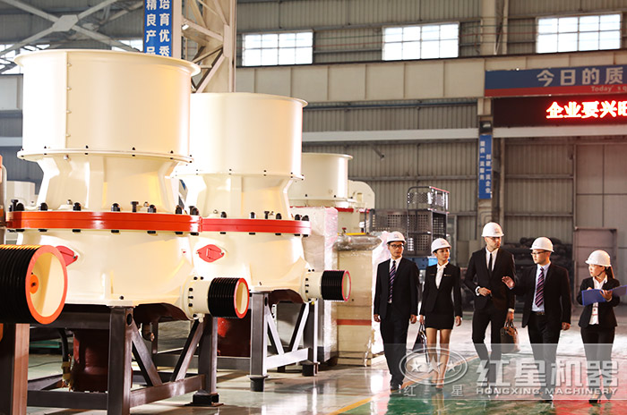 客戶到紅星機器廠區參觀圓錐打石機 客戶到紅星機器廠區參觀圓錐打石機