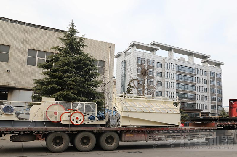 對輥式制砂機廠區發貨 對輥式制砂機廠區發貨