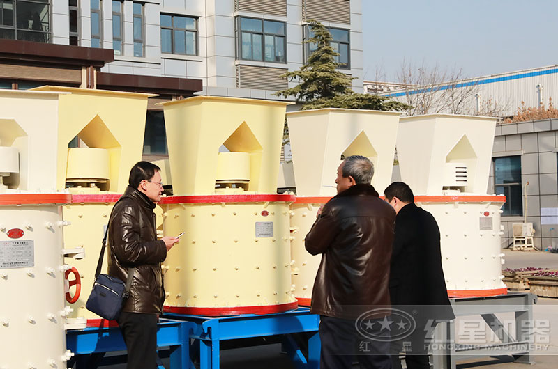 客戶到廠參觀立式破碎機 客戶到廠參觀立式破碎機