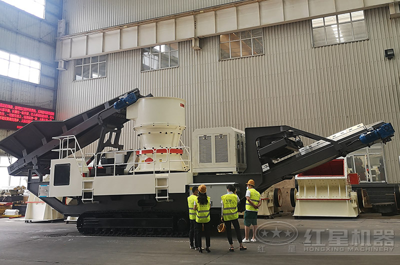 客戶到廠參觀移動破碎機 客戶到廠參觀移動破碎機