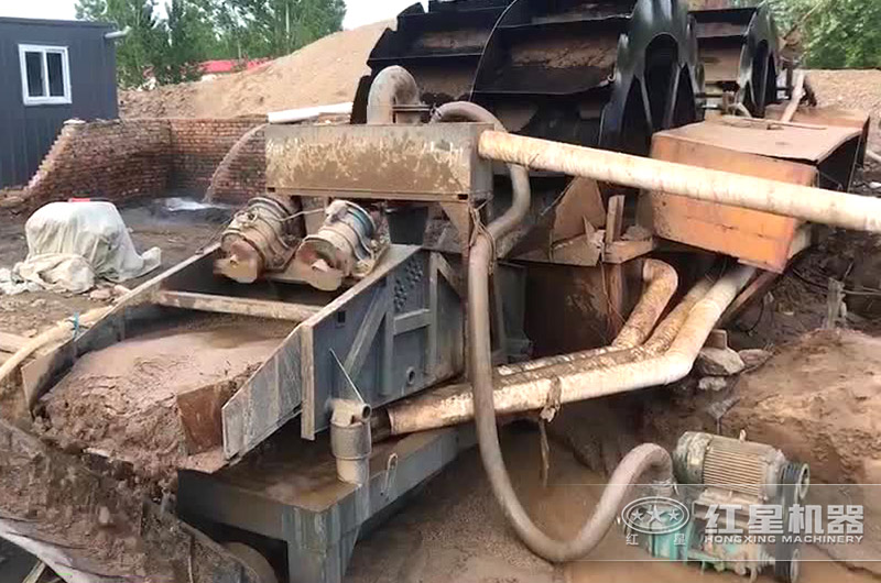 輪斗式洗沙機(jī)工作現(xiàn)場 輪斗式洗沙機(jī)工作現(xiàn)場