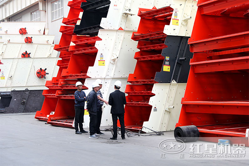 用戶參觀紅星篩分機設(shè)備現(xiàn)場 用戶參觀紅星篩分機設(shè)備現(xiàn)場