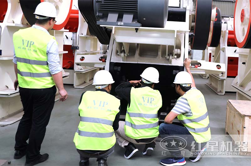 工作人員正在為客戶講解顎破結構及功能 工作人員正在為客戶講解顎破結構及功能