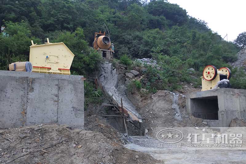 小型碎石粉碎機械作業現場 小型碎石粉碎機械作業現場