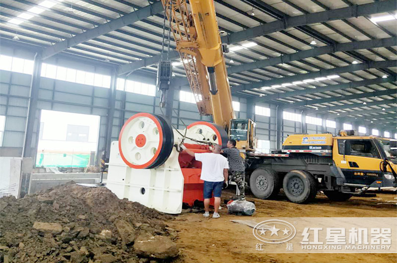 大型顎式碎石機(jī)安裝現(xiàn)場 大型顎式碎石機(jī)安裝現(xiàn)場