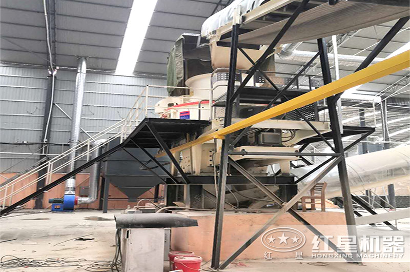 時產300噸石料的制砂機生產現場 時產300噸石料的制砂機生產現場