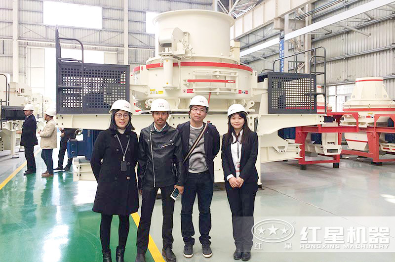 HVI制砂機(jī)參觀現(xiàn)場(chǎng)—用戶合影留念 HVI制砂機(jī)參觀現(xiàn)場(chǎng)—用戶合影留念