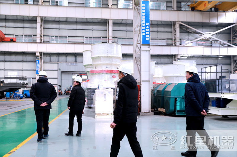 用戶參觀紅星機器廠家的圓錐破碎機 用戶參觀紅星機器廠家的圓錐破碎機