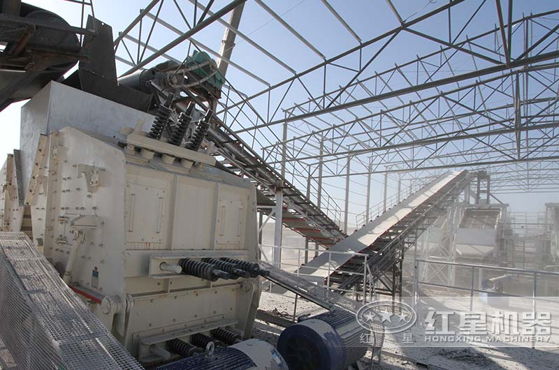 大型破碎機設(shè)備作業(yè)現(xiàn)場 大型破碎機設(shè)備作業(yè)現(xiàn)場